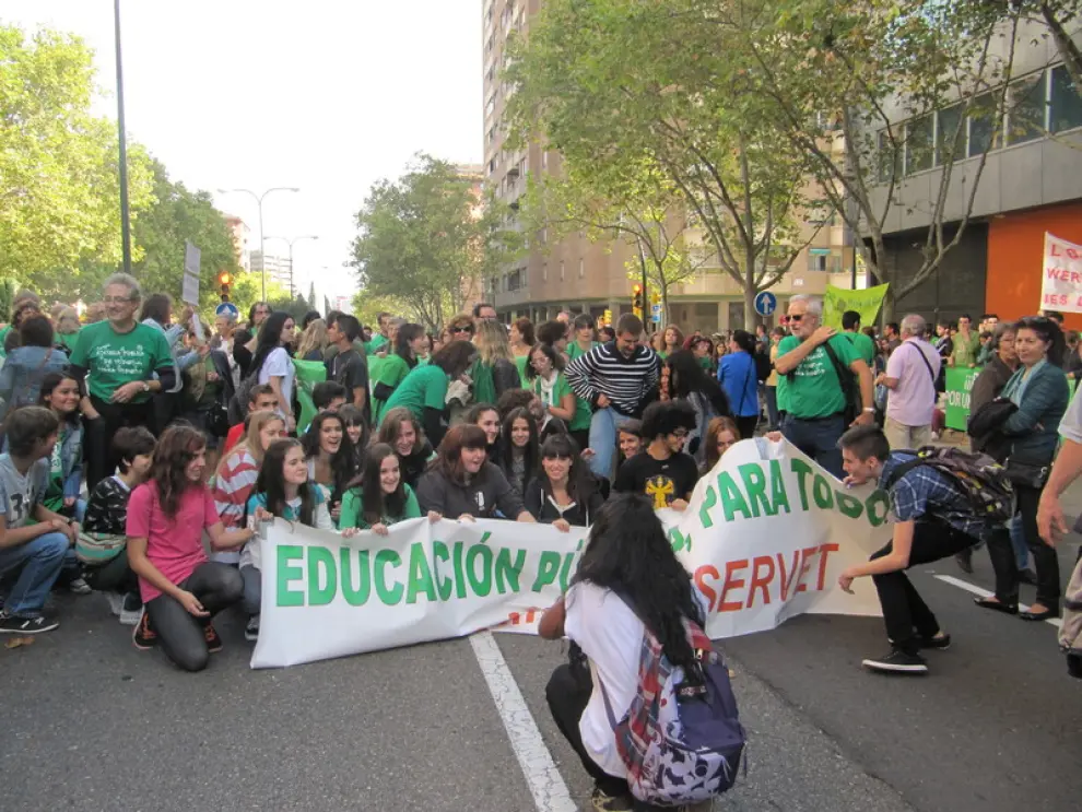 Profesores, alumnos y padres secundan una masiva jornada de huelga de la Educación.