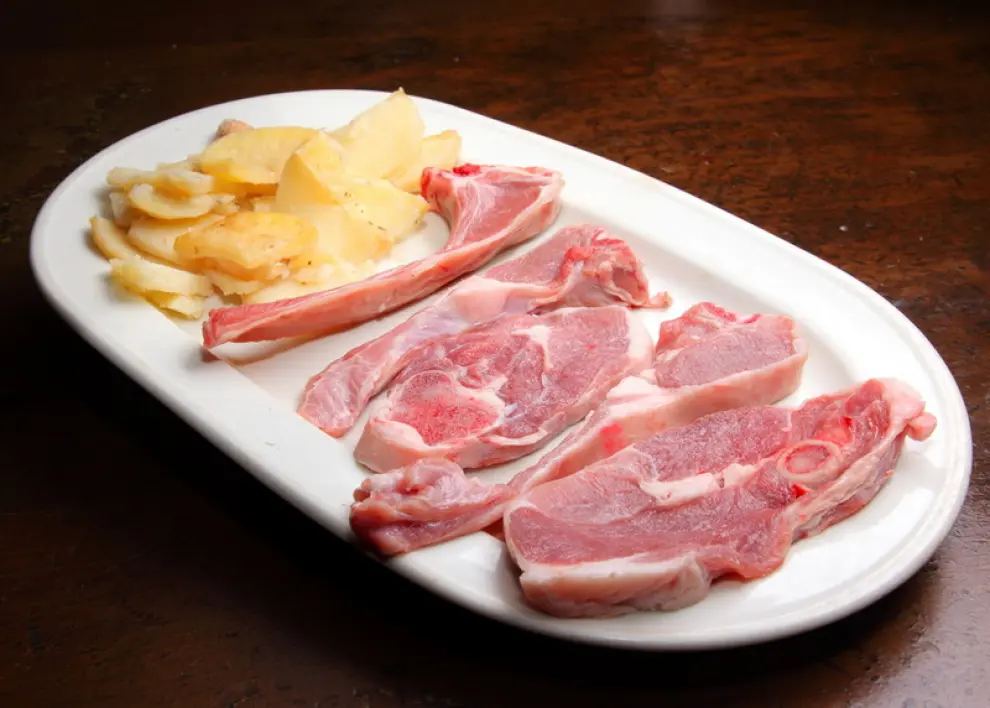 Costillas de Ternasco de Aragón para preparar a la brasa, en el restaurante El Fuelle de Zaragoza