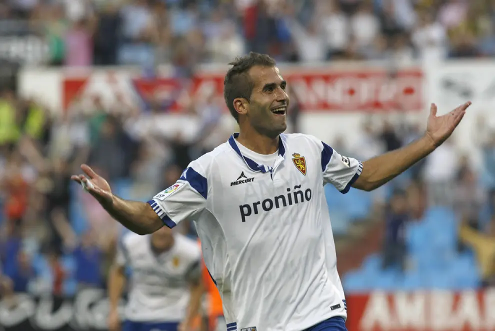 El jugador del Real Zaragoza Barkero celebra un gol en La Romareda
