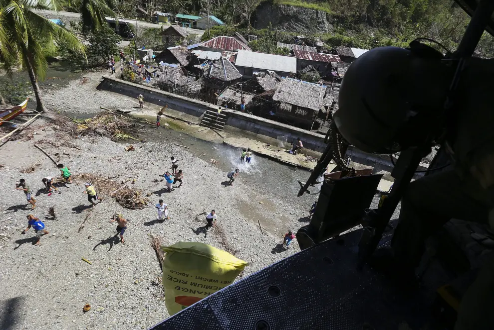 La ayuda llega a Filipinas