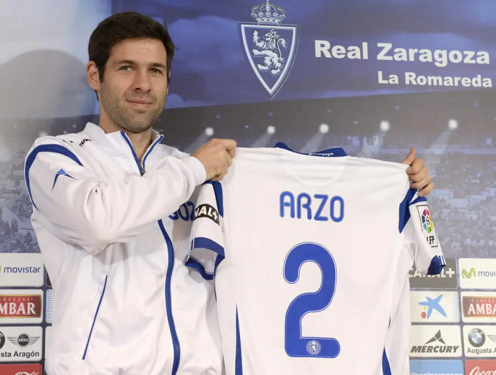 César Arzo posa con la camiseta del Real Zaragoza