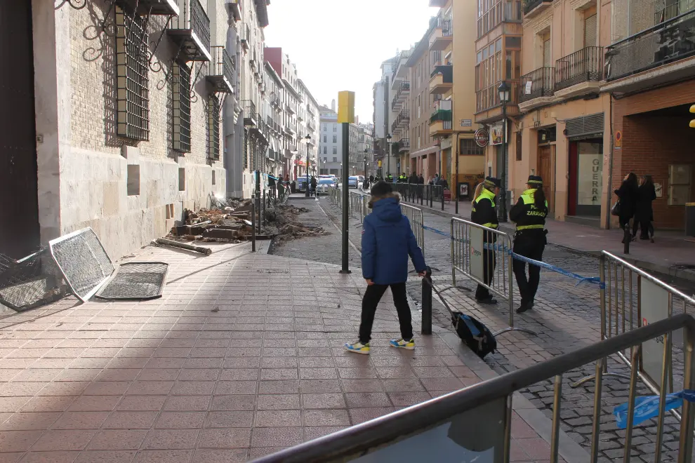 Un alumno, despistado, intentaba acceder por la entrada acordonada al Colegio Público Santo Domingo de Zaragoza