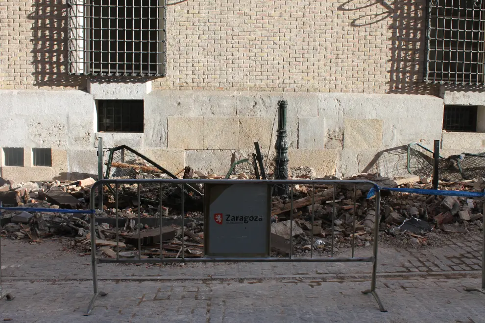 Escombros a las puertas del Colegio Público Santo Domingo de Zaragoza