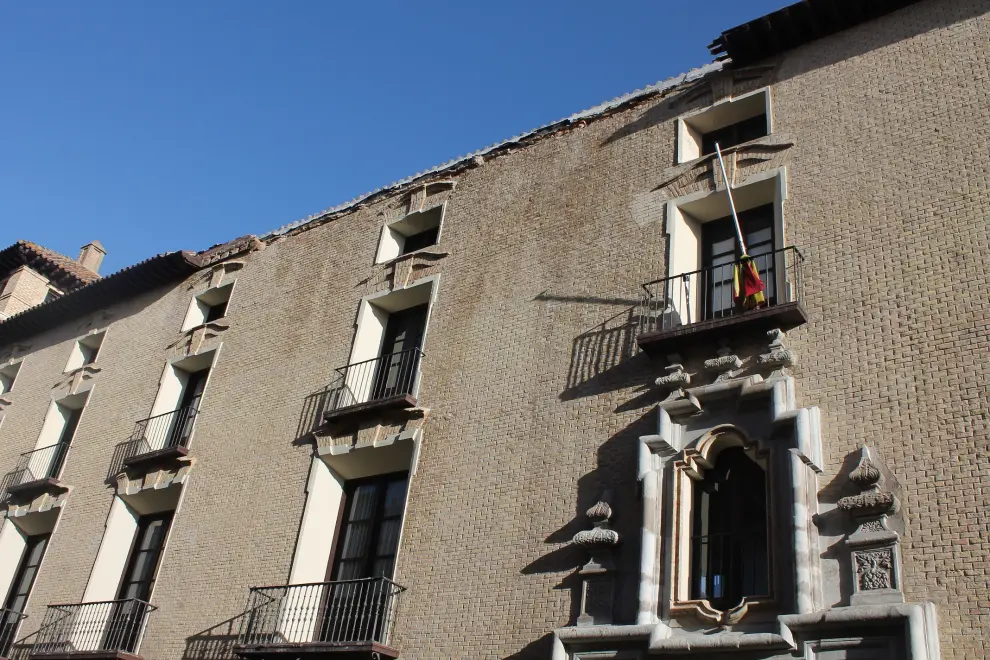 Se desprenden veinticinco metros del alero del colegio Santo Domingo en Zaragoza