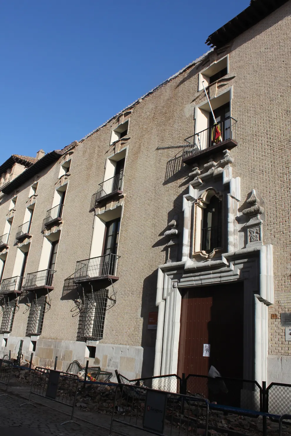 Se desprenden veinticinco metros del alero del colegio Santo Domingo en Zaragoza