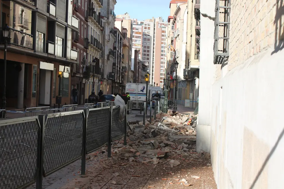 Escombros tras el derrumbe del alero del edificio, que alberga el C. P. Santo Domingo y un Centro de Mayores