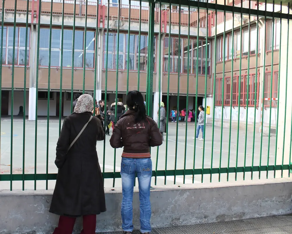Varias madres de alumnos del C. P. Santo Domingo de Zaragoza, tras dejar esta mañana a sus hijos en el recreo