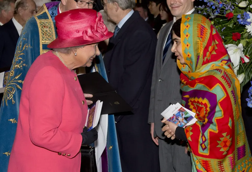 Malala saluda a Isabel II, reina de Inglaterra