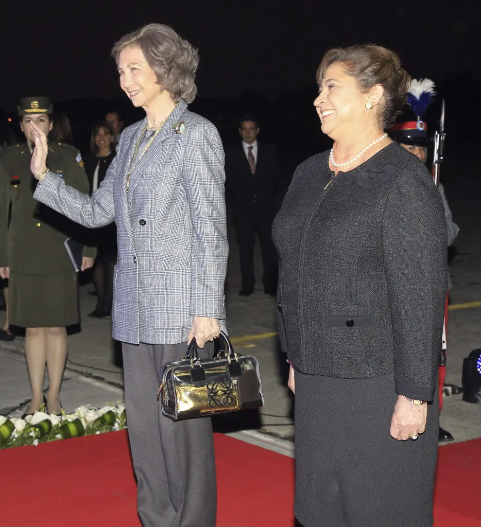 La reina llega a Guatemala con 800 kilos de medicinas