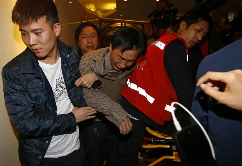 Reacciones de los pasajeros del avión malasio al conocer la fatídica noticia que confirma que se ha estrellado