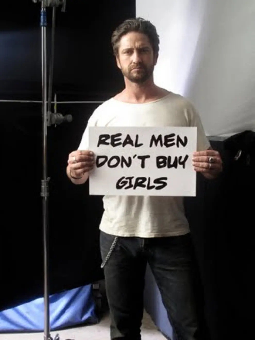Gerard Butler en la campaña Real Men dont buy girls,