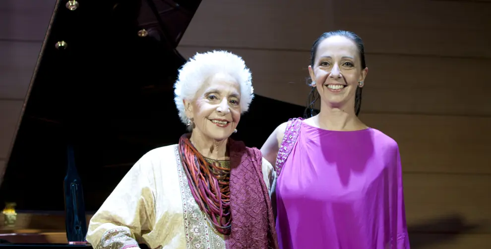 Teresa Berganza con su hija la soprano Cecilia Lavilla Berganza, tras un recital lírico en el Auditorio del Balneario de Panticosa.