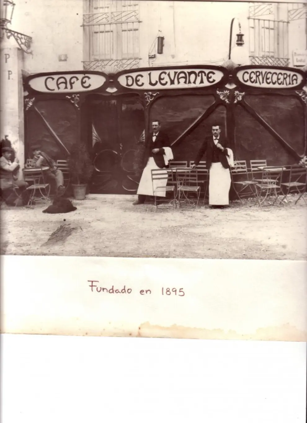 El café en los 50, en su ubicación de Paseo Pamplona, donde se hizo famosa su tradición de las tertulias