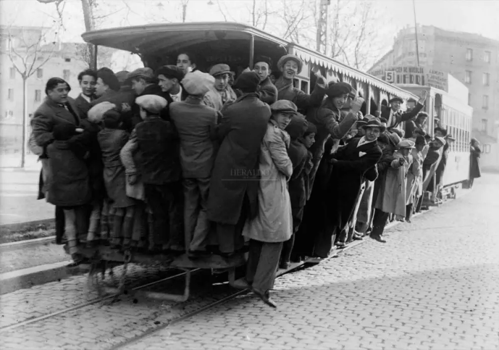 1910. El tranvía de Zaragoza lleno de gente en el primer tercio del siglo XX. Foto de Martín Chivite