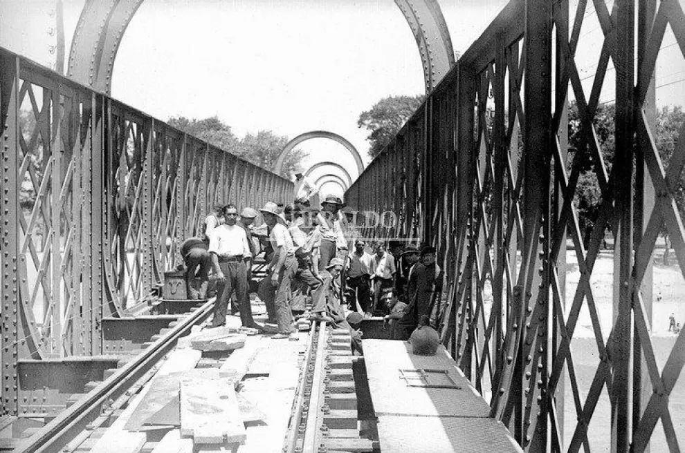 Reparación de las vías del puente del ferrocarril de Zaragoza, actualmente de la Almozara, en los años 30