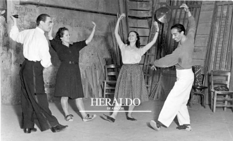 Isabel Zapata y María de Ávila bailando la jota en Zaragoza el 14 de noviembre de 1943