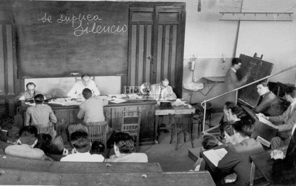 Década de 1950. Examen en la Facultad de Medicina de la Universidad de Zaragoza
