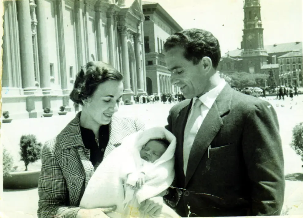 "Mis abuelos Paulino y Emilia y mi tía Susana en la Plaza del Pilar en 1959". Foto de Blanca Romero