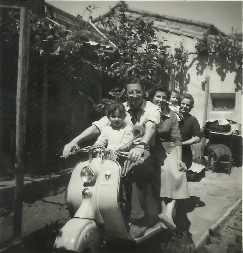 1960. "Eso es aprovechar una moto. Está hecha en una parcela del barrio de San José"