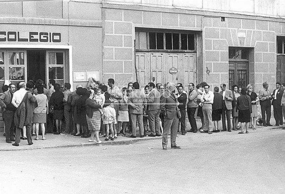 Colas para votar en un colegio electorañ de Zaragoza en el referéndum sobre la Ley Orgánica del Estado de 1966