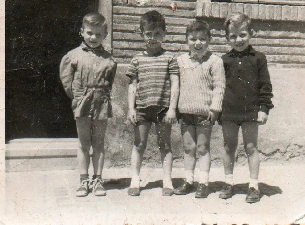 Foto datada en 1961 en el barrio Jesús, Pasaje del Vado. De izquierda a derecha: Adolfo, yo, Paco y José Luis". Foto de Gregorio Yanguas Muñoz