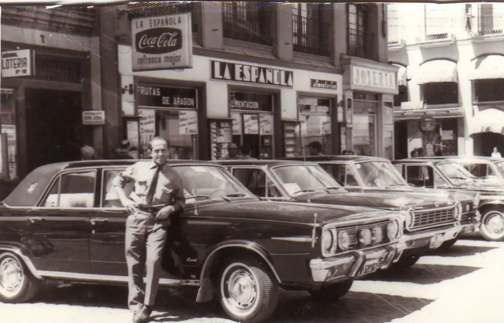 Parada de taxis de gran turismo, en la Plaza Sas de zaragoza. Año 1967". Foto de Paulino