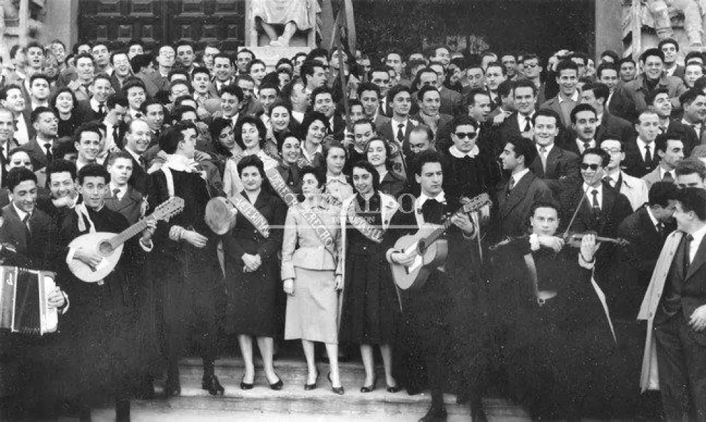 Actuación de la tuna universitaria en las escaleras del Paraninfo de Zaragoza en los años 50. Foto de Luis Mompel