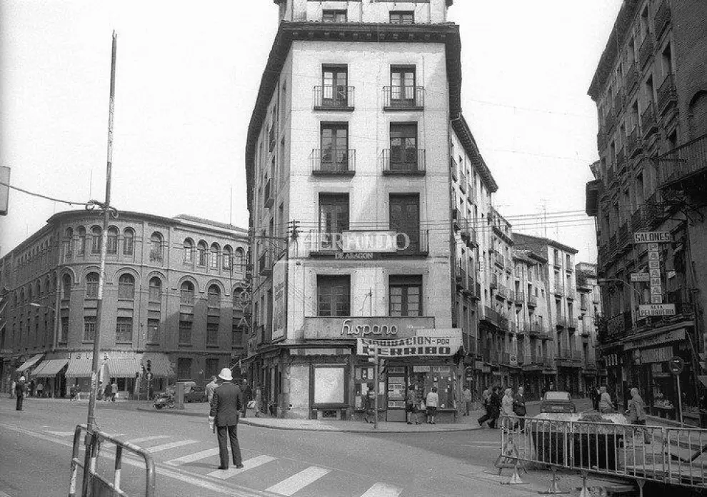 Entrada de las calles de Cerdán y de las Escuelas Pías de Zaragoza antes del derribo de la manzana que las separaba en los años 70. Foto de Luis Mompel