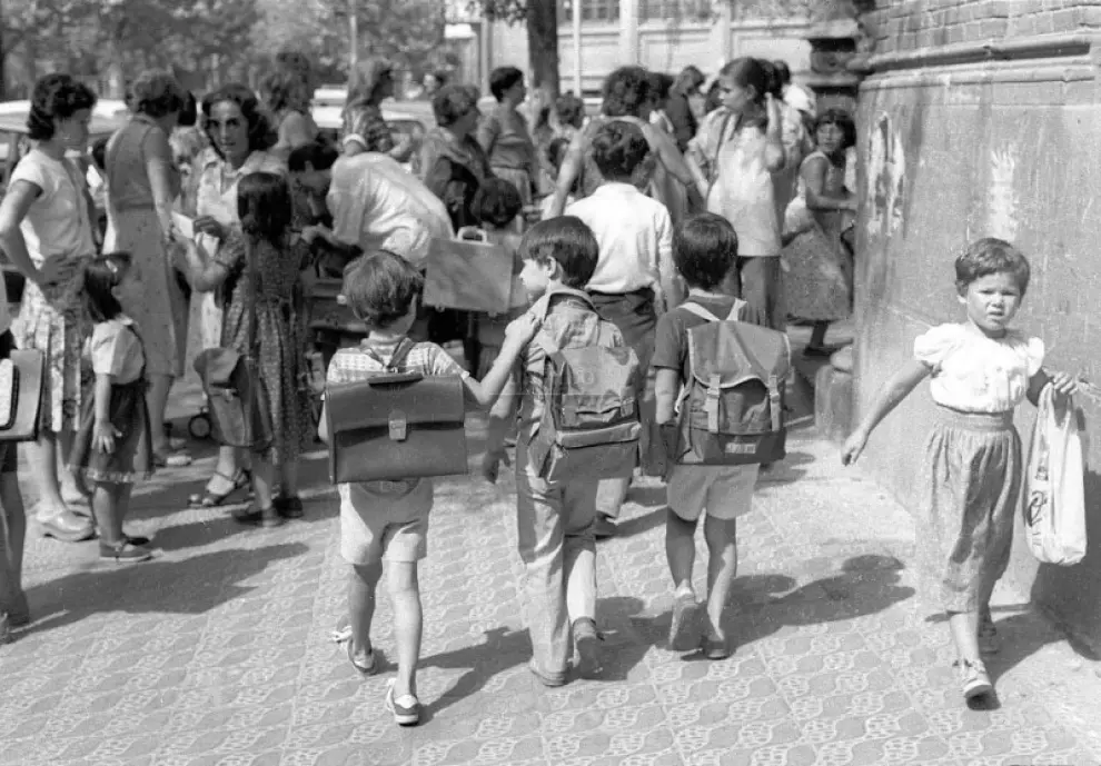 Unos niños acuden a la escuela en Zaragoza en los años 80