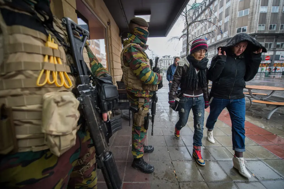Soldados armados vigilan a las puertas de un restaurante en el centro de Bruselas, que se encuentra en máxima alerta por riesgo de atentado.