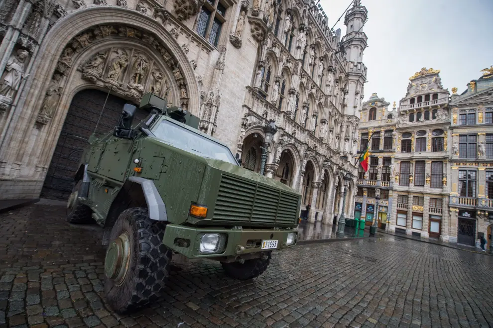 Un camión miltar estacionado en la Grand Place en frente del Ayuntamiento de Bruselas.