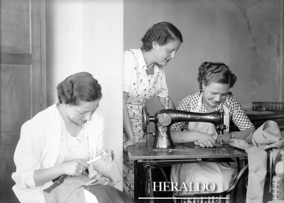 Mujeres confeccionando ropa con una máquina de coser, en la década de los 30. Foto: Marín Chivite / ARCHIVO HERALDO