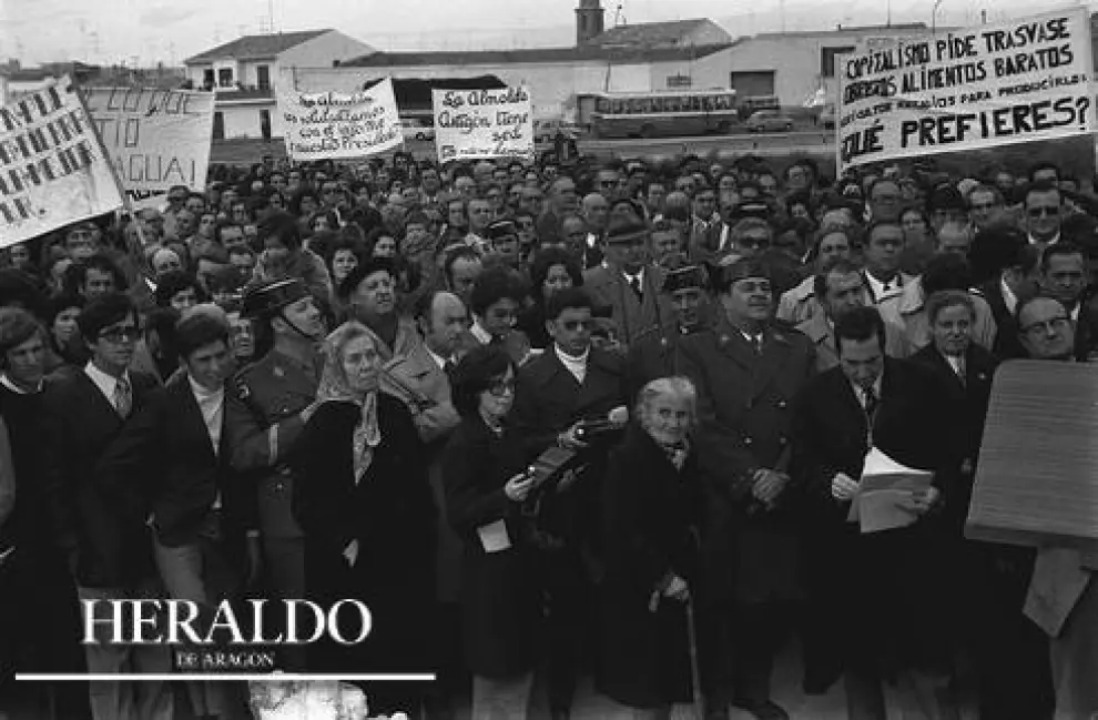 Actos de celebración del día de la provincia de Zaragoza en Bujaraloz, el 17 de noviembre de 1974. El rechazo al trasvase del Ebro a Barcelona fue el eje principal de la jornada. Foto: Juan G. Misis / ARCHIVO HERALDO