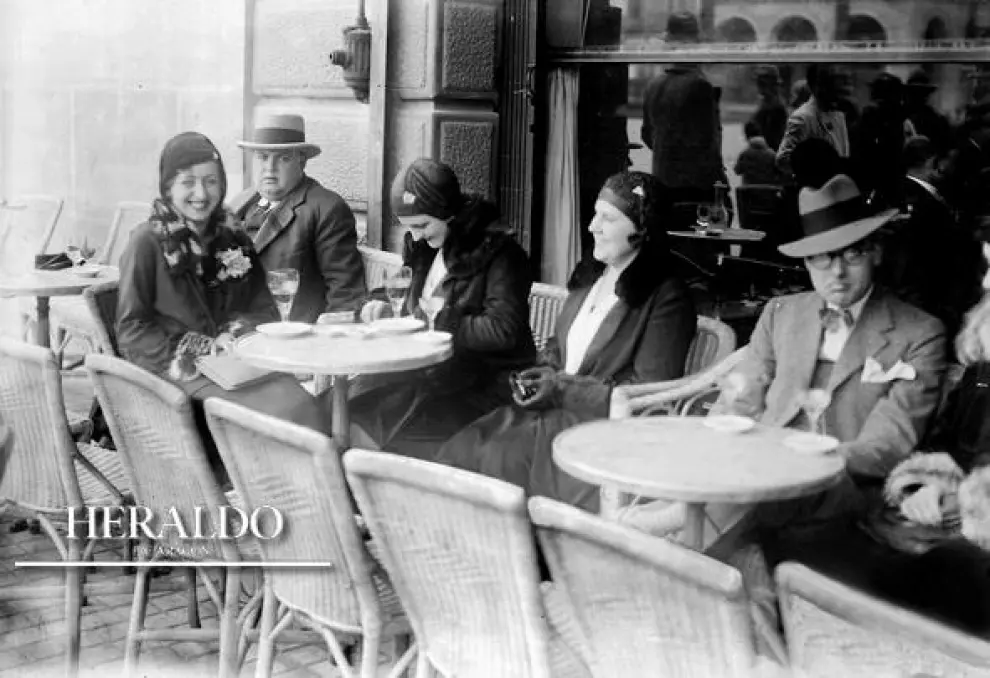 Clientes en la terraza del Café Gambrinus de Zaragoza, en una foto de los años 20. Foto: Marín Chivite / ARCHIVO HERALDO