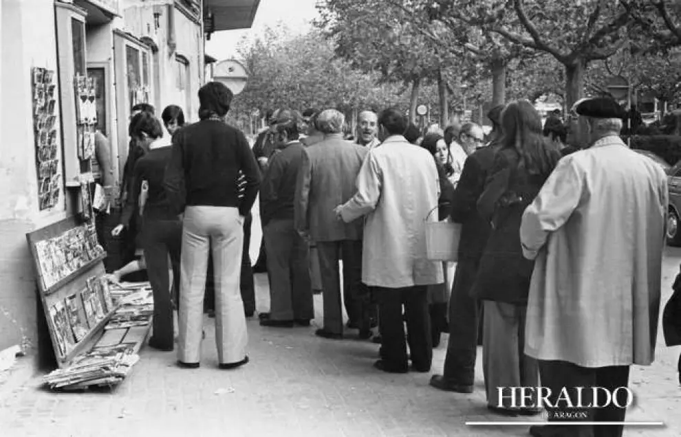 Fila para comprar un ejemplar de Heraldo de Aragón en un punto de venta en Calatayud el 20 de noviembre de 1975, día de la muerte del dictador Francisco Franco