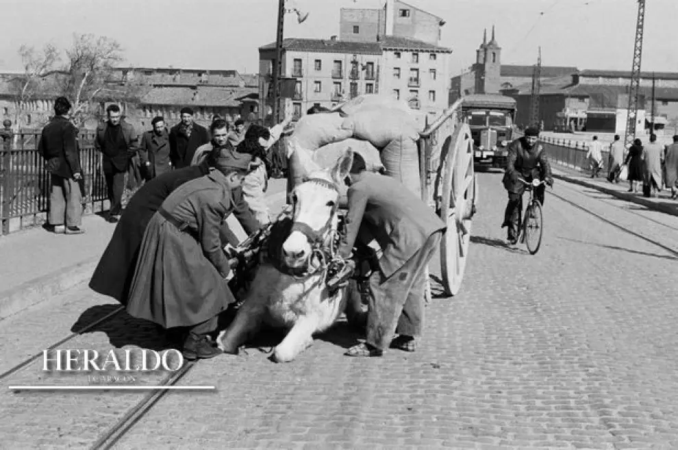 Accidente de un carro tirado por una mula en el puente de Piedra de Zaragoza, hacia la década de 1950