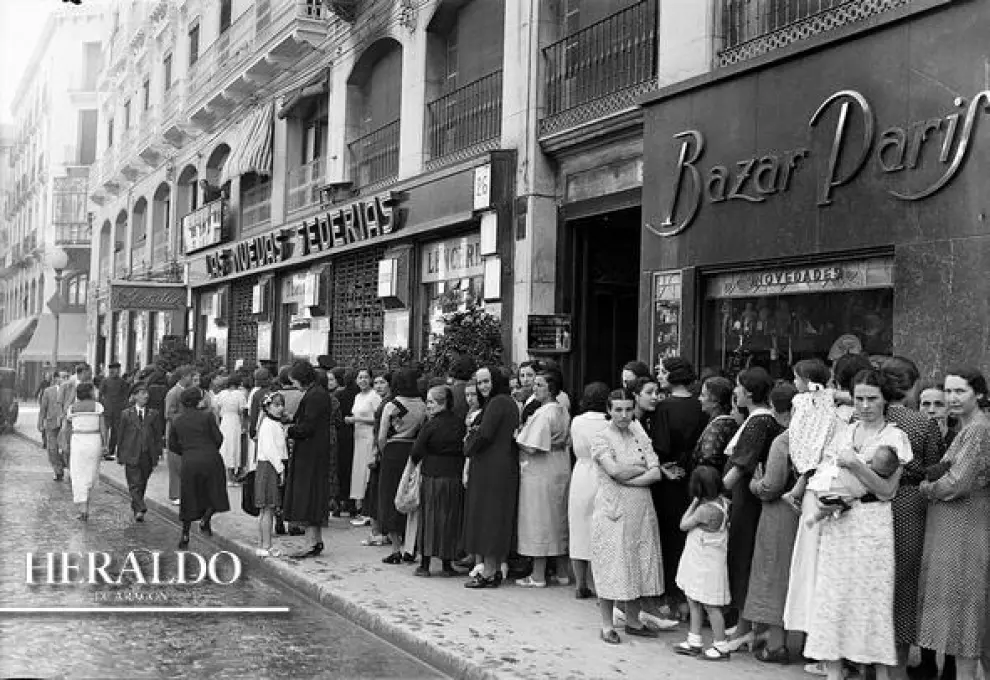El Black Friday de los años 30 en Zaragoza. Liquidación anual en los almacenes de las Nuevas Sederías en la calle Alfonso I en julio de 1935.