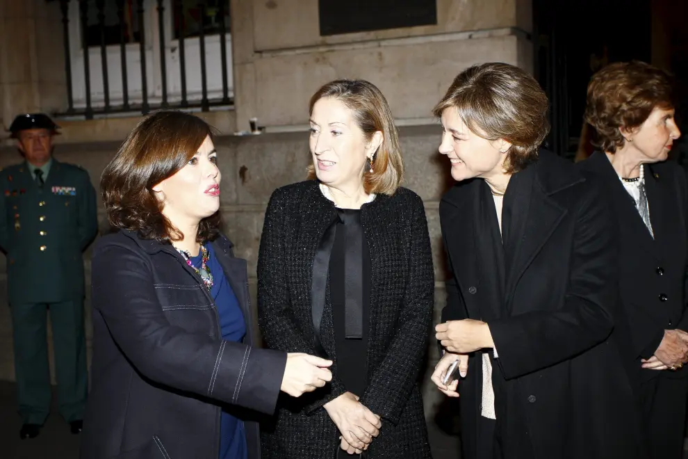 La vicepresidenta Soraya Sáenz de Santamaría conversa con las ministras Ana Pastor e Isabel García Tejerina