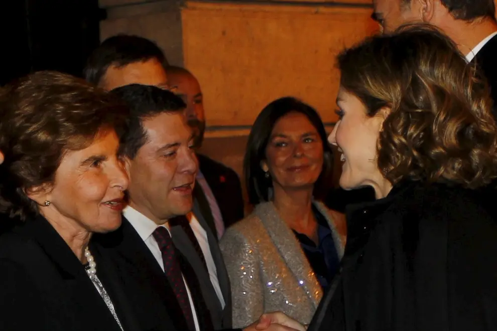 Pilar de Yarza, presidenta del Grupo Heraldo, conversa con la reina Letizia