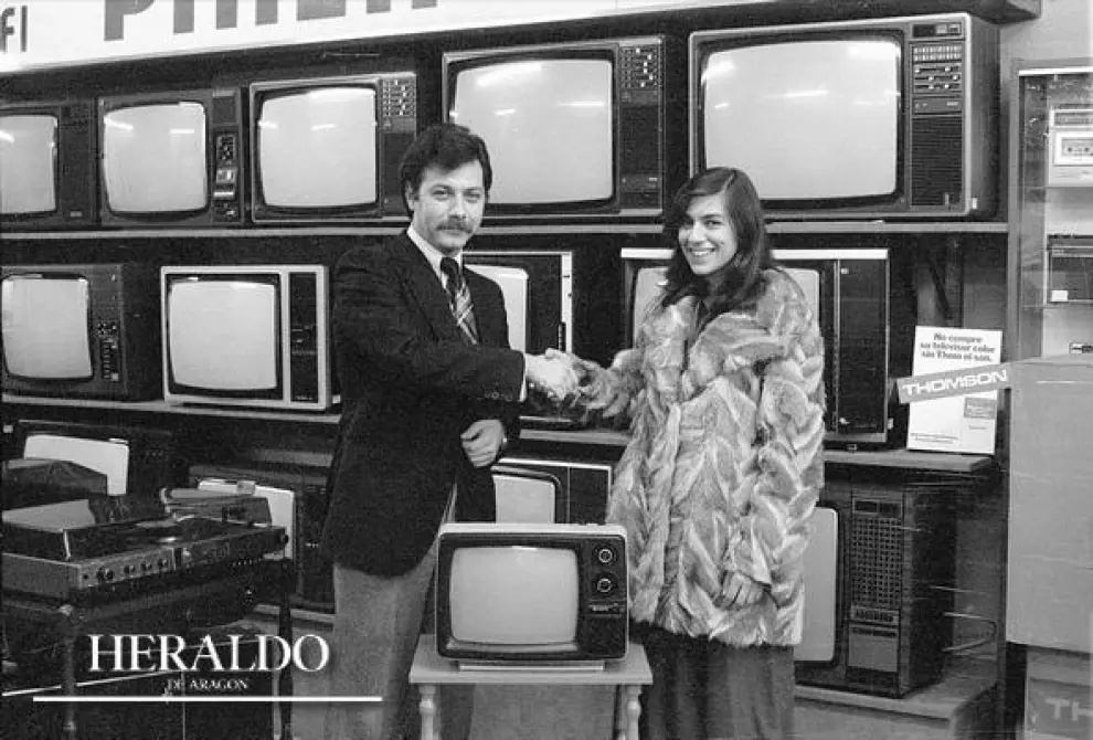 La ganadora de un concurso de Radio Zaragoza recibe su premio, un flamante televisor, en un establecimiento zaragozano en diciembre de 1979