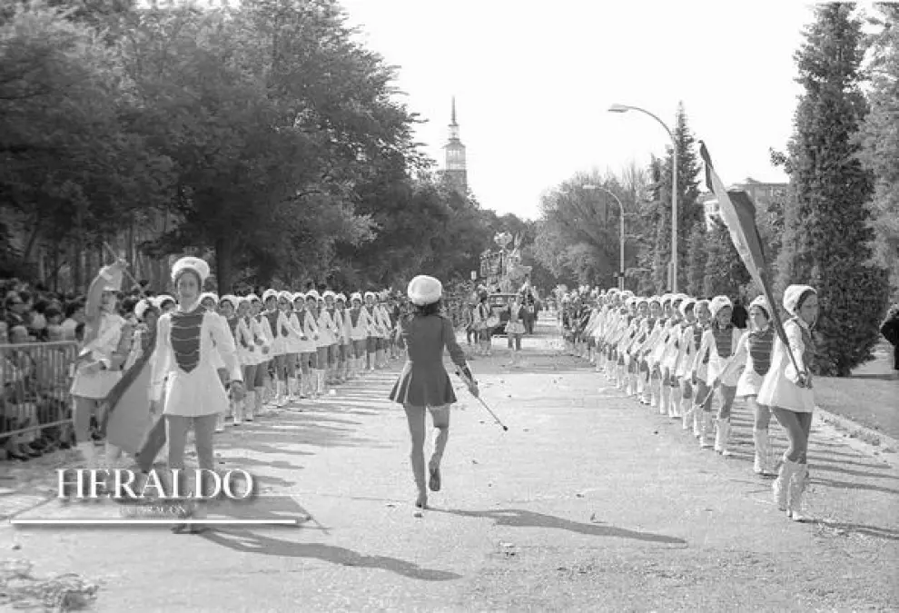 Desfile de majorettes durante las fiestas de la Primavera de Zaragoza en 1976