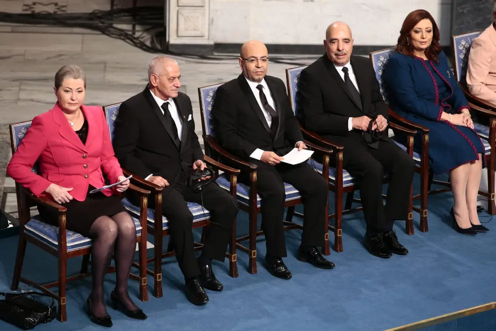 De izq a dcha: La presidenta del Comité del Nobel, Kaci Kullman, y los miembros del Cuarteto del Diálogo de Túnez; el secretario general de la Unión General de Trabajadores Tunecinos, Houcine Abassi; el presidente de la Asociación Nacional de Abogados, Mohamed Fadhel; el presidente de la Liga Tunecina de los Derechos Humanos, Abdessattar Ben Moussa, y la presidenta de la patronal UTICA, Wided Bouchamaoui asisten a la ceremonia de entrega del Premio Nobel de la Paz en Oslo
