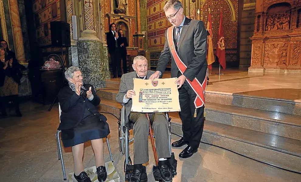 José Iranzo recibe el título de Hijo Adoptivo de manos del alcalde.