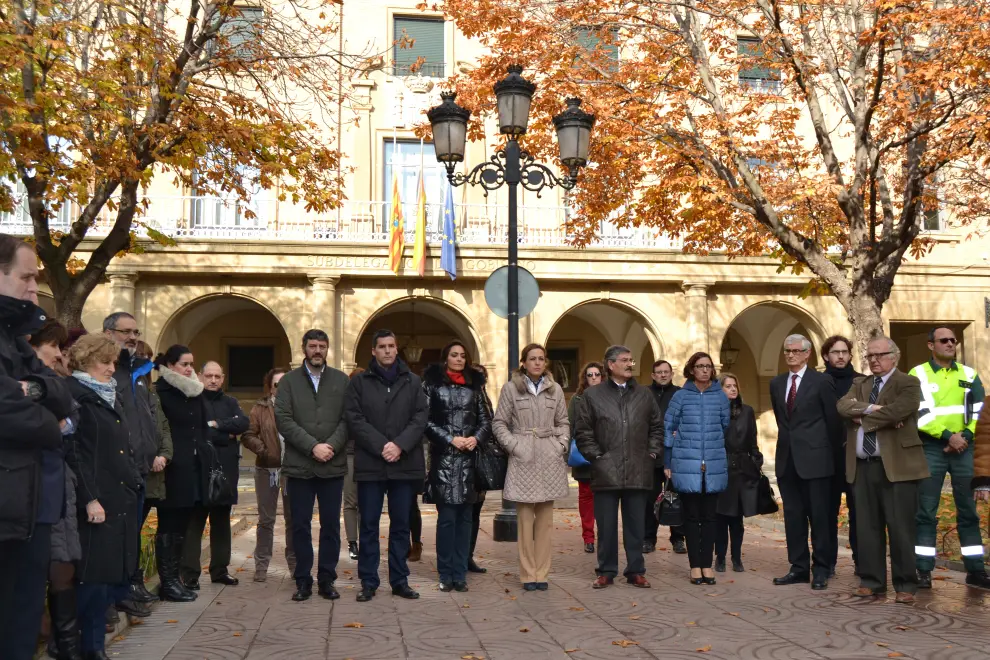 Minuto de silencio guardado en la subdelegación del Gobierno de Huesca