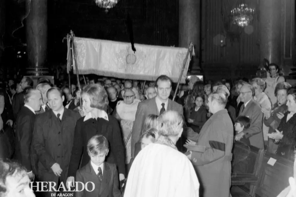 Hace 40 años don Juan Carlos y doña Sofía fueron aclamados en su primera visita a Zaragoza como reyes. Junto a sus hijos (en primer plano se puede ver a un jovencísimo príncipe Felipe) oyeron misa en la basílica del Pilar y firmaron en su libro de oro el 14 de diciembre de 1975.