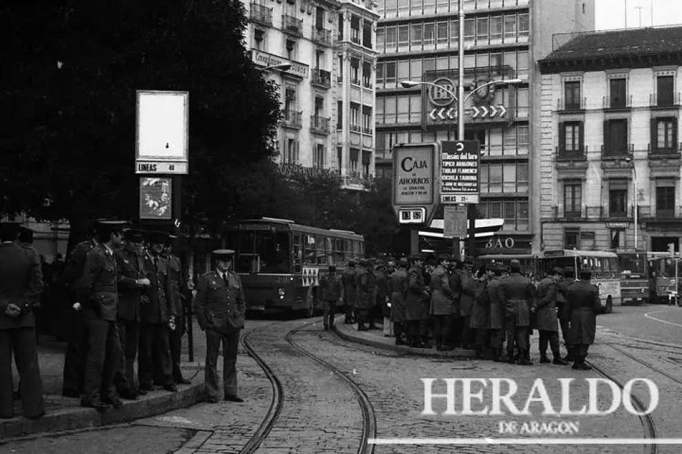 Militares esperando, en la plaza de España de Zaragoza en diciembre de 1977, al tranvía o al autobús que les lleve de vuelta al campo de San Gregorio.