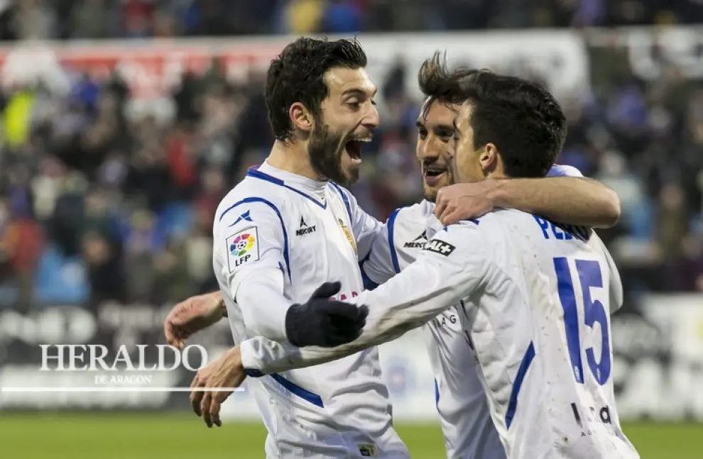 El zaragocista Borja Bastón, tras su primer gol en La Romareda, recibe la felicitación de sus compañeros Eldin y Pedro en el partido ante el Barcelona B el pasado 7 de febrero. El Real Zaragoza ganó 4-0.