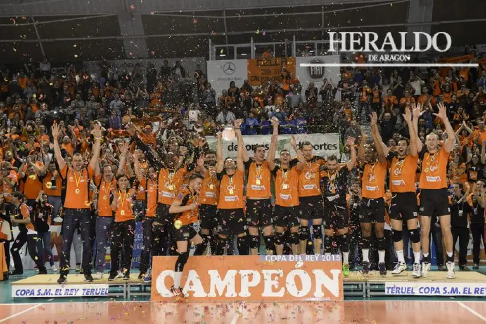 La plantilla y el cuadro técnico del Voleibol Teruel celebran la conquista de su cuarta Copa del Rey, bajo una lluvia de confeti el 8 de febrero, tras ganar al Unicaja Almería.