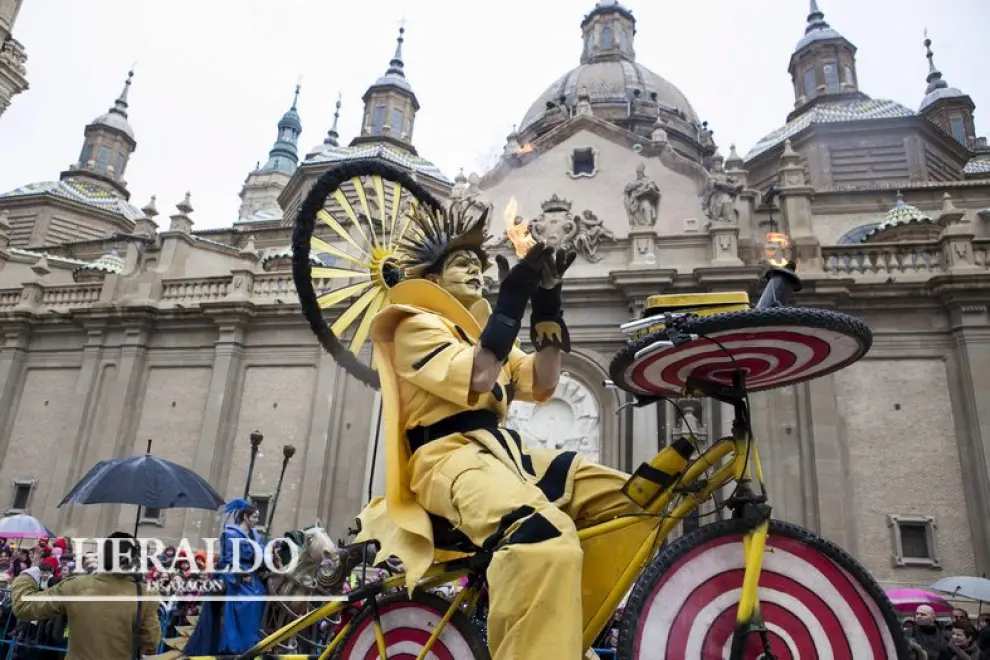 Desfile del carnaval de Zaragoza el 15 de febrero. Llegada de la comparsa a la plaza del Pilar.