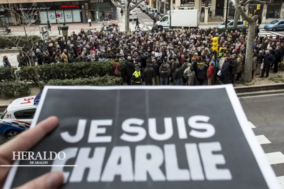 Concentración en Zaragoza en repulsa por el atentado islamista a la redacción de la revista satírica 'Charlie Hebdo' en París el 7 de enero.